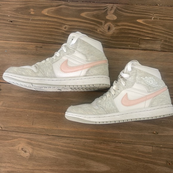 Women’s Air Jordan 1 Mid SE - Picture 2 of 7